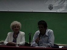 El panel integrado por el Lic. Claudio Ríos, Vicedecano de la Facultad de Trabajo Social, la Sra. Estela Barnes de Carlotto, Titular de Abuelas de Plaza de Mayo.