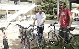 Mg. Mariano Barberena y Sebastián Claramunt. El asociativismo de los bicicleteros de La Plata.  (Foto: Luis Ferraris) Gentileza Diagonales.com